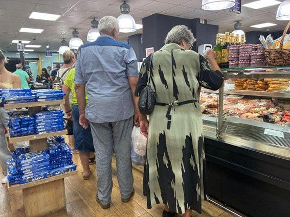 56歳、ジョージアでの「新しい暮らし」, 果物と野菜がお買い得！スーパーの買い物事情, 読めないパッケージとの格闘の末…, ジョージアに欠かせないパンの香り, 言葉が通じなくてもいい、異国で暮らす醍醐味, 新しい暮らしは小さな冒険の積み重ね