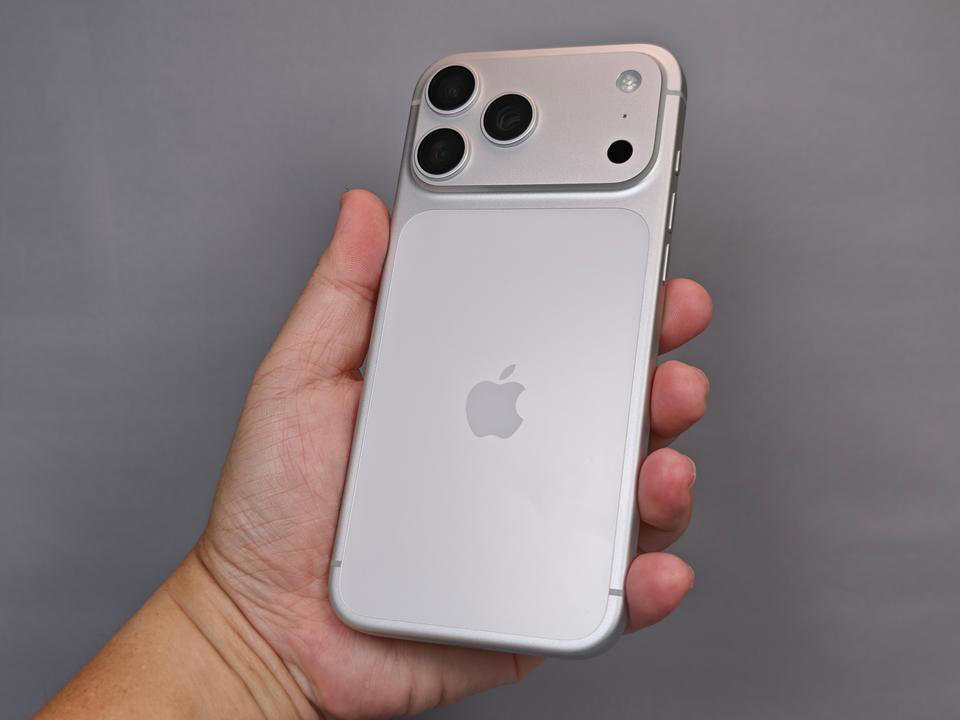薄さが魅力のiPhone Airと、カメラが楽しい17 Pro Max, iPhone 17 Pro Maxの200mm相当のズームを試す, デジタル40倍ズーム。, 発熱を抑えてくれるベイパーチャンバー