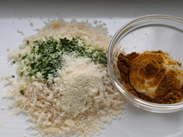 カレーマヨのサーモン香草焼きを試すのにかかる時間, カレーマヨのサーモン香草焼きのレシピ, カレーマヨのサーモン香草焼きの材料（2人分）, カレーマヨのサーモン香草焼きの作り方, 2種の簡単ソース①黄金コンビのタルタルソースのレシピ, 黄金コンビのタルタルソースの材料（作りやすい分量）, 黄金コンビのタルタルソースの作り方, 2種の簡単ソース②さっぱりフレッシュトマトソースのレシピ, さっぱりフレッシュトマトソースの材料（作りやすい分量）, さっぱりフレッシュトマトソースの作り方