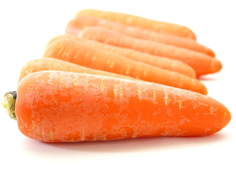 人参が腐る前の「まだ食べられる」状態とは？, 一部がしなびている（柔らかい・ふにゃふにゃ）, 断面が少し黒い（黒ずみ）, 表面に白い粉が吹く（乾燥）, 中がスカスカ（す入り）, 人参が腐ったときの6つのサイン, ①酸っぱい臭いがする（酸臭・異臭）, ②ぬめりがある（表面の粘り）, ③断面や内部が溶けている（腐敗の進行）, ④広範囲に黒いカビが生える（黒カビ）, ⑤表面に白いふわふわしたカビが生える（白カビ）, ⑥全体がぶよぶよして液が漏れている（液漏れ）, 人参を長持ちさせる正しい保存方法, 保存前の水分の処理が大切, エチレンを出す野菜や果物との保管はNG, 冷凍保存の正しい方法
