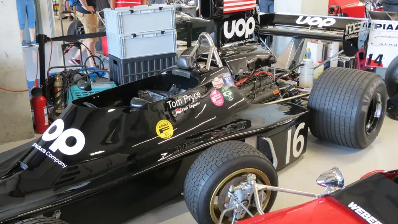 シャドウDN3は、アメリカン・チームが1973年のF1シーズンに挑んだシングルシーターである。, 先日のヒストリック・ミナルディ・デイに出席した人々は、このマシンを目にすることができた。, デビュー戦は1973年のスペインGPで、ウェールズ人ドライバーのトム・プライスとフランス人ドライバーのジャン・ピエール・ジャリエが操縦。, BRMで経験を積んだばかりのトニー・サウスゲートが設計し、DN1やDN2から明確にステップアップした。, フレームはシンプルでコンパクトなアルミ製モノコックで、軽さと操縦性を重視して設計された。, トム・プライスはDN3のステアリングを握り、アグレッシブさとスピードで素晴らしい才能を見せた。, DN3にも3リッター・フォード・コスワースDFV V8エンジンが採用され、ヒューランド製5速ギアボックスが組み合わされた。, エアロダイナミクスのデザインは必要不可欠なものだったが、すでにサイドに沿った空気の流れをうまく利用する方向に向いていた。, このシャシーは、後のバージョンで開発されることになる強固なベースを提供し、シャドウの技術的進化に貢献した。, DN3はいくつかのレースでポイントを獲得した。, 信頼性と継続性にはまだ欠けていたが、この車はすぐに素晴らしい可能性を示した。, DN3はチームのF1での成功を象徴するマシンのひとつとして記憶されている。, このような厳しい選手権で安定した戦いができる現実への移行を象徴するものだった。