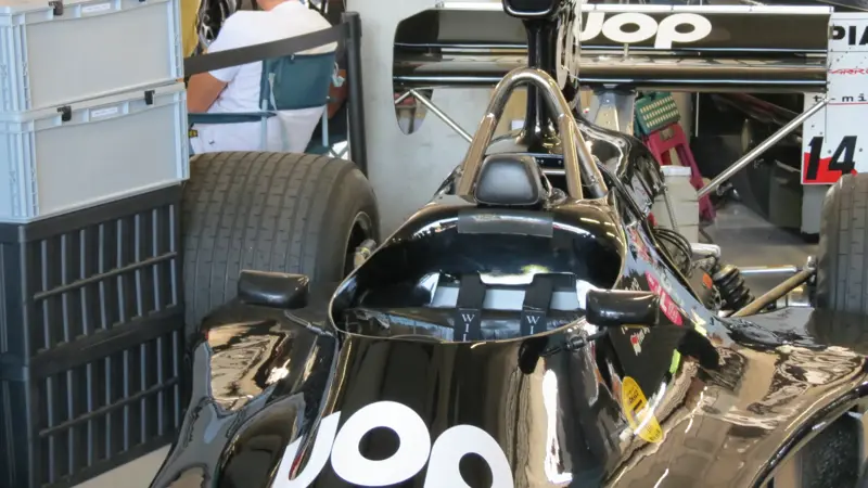シャドウDN3は、アメリカン・チームが1973年のF1シーズンに挑んだシングルシーターである。, 先日のヒストリック・ミナルディ・デイに出席した人々は、このマシンを目にすることができた。, デビュー戦は1973年のスペインGPで、ウェールズ人ドライバーのトム・プライスとフランス人ドライバーのジャン・ピエール・ジャリエが操縦。, BRMで経験を積んだばかりのトニー・サウスゲートが設計し、DN1やDN2から明確にステップアップした。, フレームはシンプルでコンパクトなアルミ製モノコックで、軽さと操縦性を重視して設計された。, トム・プライスはDN3のステアリングを握り、アグレッシブさとスピードで素晴らしい才能を見せた。, DN3にも3リッター・フォード・コスワースDFV V8エンジンが採用され、ヒューランド製5速ギアボックスが組み合わされた。, エアロダイナミクスのデザインは必要不可欠なものだったが、すでにサイドに沿った空気の流れをうまく利用する方向に向いていた。, このシャシーは、後のバージョンで開発されることになる強固なベースを提供し、シャドウの技術的進化に貢献した。, DN3はいくつかのレースでポイントを獲得した。, 信頼性と継続性にはまだ欠けていたが、この車はすぐに素晴らしい可能性を示した。, DN3はチームのF1での成功を象徴するマシンのひとつとして記憶されている。, このような厳しい選手権で安定した戦いができる現実への移行を象徴するものだった。