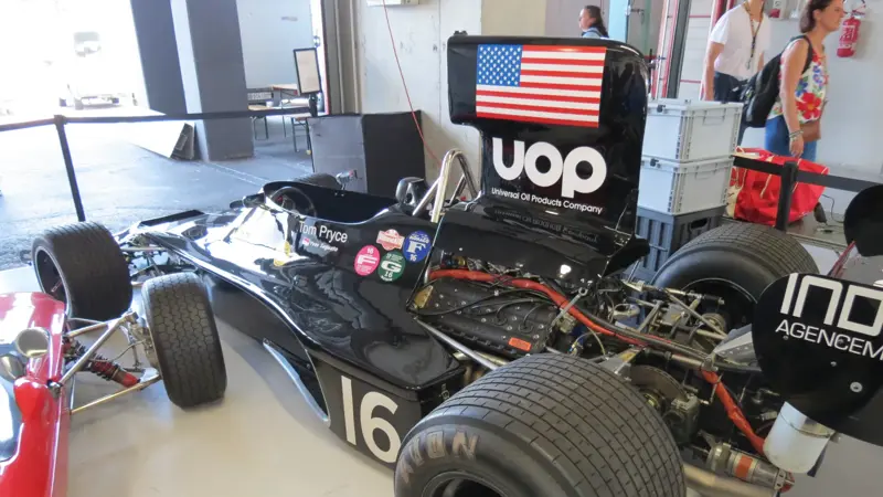 シャドウDN3は、アメリカン・チームが1973年のF1シーズンに挑んだシングルシーターである。, 先日のヒストリック・ミナルディ・デイに出席した人々は、このマシンを目にすることができた。, デビュー戦は1973年のスペインGPで、ウェールズ人ドライバーのトム・プライスとフランス人ドライバーのジャン・ピエール・ジャリエが操縦。, BRMで経験を積んだばかりのトニー・サウスゲートが設計し、DN1やDN2から明確にステップアップした。, フレームはシンプルでコンパクトなアルミ製モノコックで、軽さと操縦性を重視して設計された。, トム・プライスはDN3のステアリングを握り、アグレッシブさとスピードで素晴らしい才能を見せた。, DN3にも3リッター・フォード・コスワースDFV V8エンジンが採用され、ヒューランド製5速ギアボックスが組み合わされた。, エアロダイナミクスのデザインは必要不可欠なものだったが、すでにサイドに沿った空気の流れをうまく利用する方向に向いていた。, このシャシーは、後のバージョンで開発されることになる強固なベースを提供し、シャドウの技術的進化に貢献した。, DN3はいくつかのレースでポイントを獲得した。, 信頼性と継続性にはまだ欠けていたが、この車はすぐに素晴らしい可能性を示した。, DN3はチームのF1での成功を象徴するマシンのひとつとして記憶されている。, このような厳しい選手権で安定した戦いができる現実への移行を象徴するものだった。