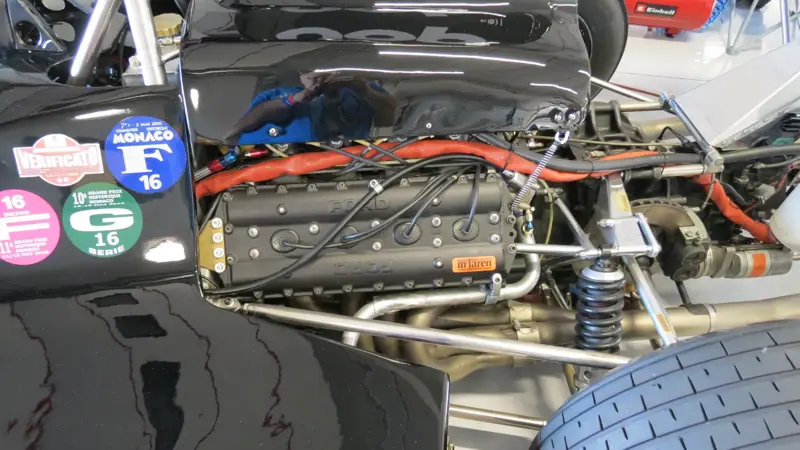 シャドウDN3は、アメリカン・チームが1973年のF1シーズンに挑んだシングルシーターである。, 先日のヒストリック・ミナルディ・デイに出席した人々は、このマシンを目にすることができた。, デビュー戦は1973年のスペインGPで、ウェールズ人ドライバーのトム・プライスとフランス人ドライバーのジャン・ピエール・ジャリエが操縦。, BRMで経験を積んだばかりのトニー・サウスゲートが設計し、DN1やDN2から明確にステップアップした。, フレームはシンプルでコンパクトなアルミ製モノコックで、軽さと操縦性を重視して設計された。, トム・プライスはDN3のステアリングを握り、アグレッシブさとスピードで素晴らしい才能を見せた。, DN3にも3リッター・フォード・コスワースDFV V8エンジンが採用され、ヒューランド製5速ギアボックスが組み合わされた。, エアロダイナミクスのデザインは必要不可欠なものだったが、すでにサイドに沿った空気の流れをうまく利用する方向に向いていた。, このシャシーは、後のバージョンで開発されることになる強固なベースを提供し、シャドウの技術的進化に貢献した。, DN3はいくつかのレースでポイントを獲得した。, 信頼性と継続性にはまだ欠けていたが、この車はすぐに素晴らしい可能性を示した。, DN3はチームのF1での成功を象徴するマシンのひとつとして記憶されている。, このような厳しい選手権で安定した戦いができる現実への移行を象徴するものだった。