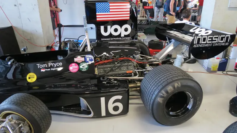 シャドウDN3は、アメリカン・チームが1973年のF1シーズンに挑んだシングルシーターである。, 先日のヒストリック・ミナルディ・デイに出席した人々は、このマシンを目にすることができた。, デビュー戦は1973年のスペインGPで、ウェールズ人ドライバーのトム・プライスとフランス人ドライバーのジャン・ピエール・ジャリエが操縦。, BRMで経験を積んだばかりのトニー・サウスゲートが設計し、DN1やDN2から明確にステップアップした。, フレームはシンプルでコンパクトなアルミ製モノコックで、軽さと操縦性を重視して設計された。, トム・プライスはDN3のステアリングを握り、アグレッシブさとスピードで素晴らしい才能を見せた。, DN3にも3リッター・フォード・コスワースDFV V8エンジンが採用され、ヒューランド製5速ギアボックスが組み合わされた。, エアロダイナミクスのデザインは必要不可欠なものだったが、すでにサイドに沿った空気の流れをうまく利用する方向に向いていた。, このシャシーは、後のバージョンで開発されることになる強固なベースを提供し、シャドウの技術的進化に貢献した。, DN3はいくつかのレースでポイントを獲得した。, 信頼性と継続性にはまだ欠けていたが、この車はすぐに素晴らしい可能性を示した。, DN3はチームのF1での成功を象徴するマシンのひとつとして記憶されている。, このような厳しい選手権で安定した戦いができる現実への移行を象徴するものだった。