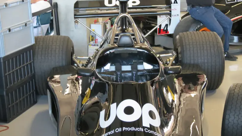 シャドウDN3は、アメリカン・チームが1973年のF1シーズンに挑んだシングルシーターである。, 先日のヒストリック・ミナルディ・デイに出席した人々は、このマシンを目にすることができた。, デビュー戦は1973年のスペインGPで、ウェールズ人ドライバーのトム・プライスとフランス人ドライバーのジャン・ピエール・ジャリエが操縦。, BRMで経験を積んだばかりのトニー・サウスゲートが設計し、DN1やDN2から明確にステップアップした。, フレームはシンプルでコンパクトなアルミ製モノコックで、軽さと操縦性を重視して設計された。, トム・プライスはDN3のステアリングを握り、アグレッシブさとスピードで素晴らしい才能を見せた。, DN3にも3リッター・フォード・コスワースDFV V8エンジンが採用され、ヒューランド製5速ギアボックスが組み合わされた。, エアロダイナミクスのデザインは必要不可欠なものだったが、すでにサイドに沿った空気の流れをうまく利用する方向に向いていた。, このシャシーは、後のバージョンで開発されることになる強固なベースを提供し、シャドウの技術的進化に貢献した。, DN3はいくつかのレースでポイントを獲得した。, 信頼性と継続性にはまだ欠けていたが、この車はすぐに素晴らしい可能性を示した。, DN3はチームのF1での成功を象徴するマシンのひとつとして記憶されている。, このような厳しい選手権で安定した戦いができる現実への移行を象徴するものだった。