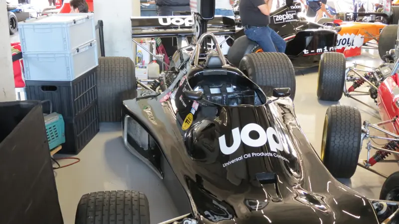 シャドウDN3は、アメリカン・チームが1973年のF1シーズンに挑んだシングルシーターである。, 先日のヒストリック・ミナルディ・デイに出席した人々は、このマシンを目にすることができた。, デビュー戦は1973年のスペインGPで、ウェールズ人ドライバーのトム・プライスとフランス人ドライバーのジャン・ピエール・ジャリエが操縦。, BRMで経験を積んだばかりのトニー・サウスゲートが設計し、DN1やDN2から明確にステップアップした。, フレームはシンプルでコンパクトなアルミ製モノコックで、軽さと操縦性を重視して設計された。, トム・プライスはDN3のステアリングを握り、アグレッシブさとスピードで素晴らしい才能を見せた。, DN3にも3リッター・フォード・コスワースDFV V8エンジンが採用され、ヒューランド製5速ギアボックスが組み合わされた。, エアロダイナミクスのデザインは必要不可欠なものだったが、すでにサイドに沿った空気の流れをうまく利用する方向に向いていた。, このシャシーは、後のバージョンで開発されることになる強固なベースを提供し、シャドウの技術的進化に貢献した。, DN3はいくつかのレースでポイントを獲得した。, 信頼性と継続性にはまだ欠けていたが、この車はすぐに素晴らしい可能性を示した。, DN3はチームのF1での成功を象徴するマシンのひとつとして記憶されている。, このような厳しい選手権で安定した戦いができる現実への移行を象徴するものだった。
