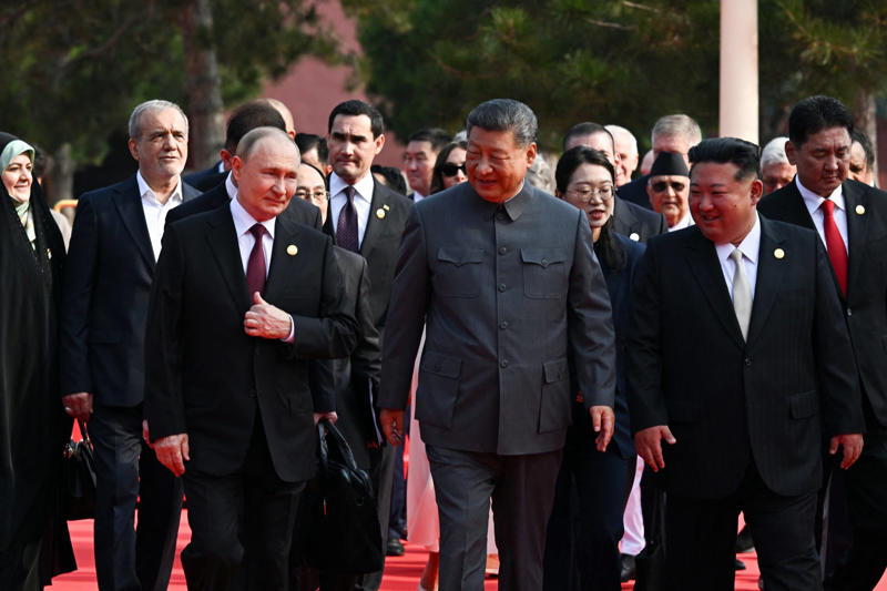 強硬姿勢を見せるプーチン大統領, 中国との連携を深めるロシア, 「トンネルの出口に光が見えている」, トランプ米大統領に対するリップサービス, ウクライナに対する譲歩はなし, ウクライナのNATO加盟は断固拒否, モスクワでの和平交渉を提案, ゼレンスキー政権の正統性, ウクライナ側の主張, プーチン大統領による攪乱, トランプ政権による対応, 口先ばかりのトランプ政権, 和平交渉の進展はなし, インドに対する関税, プーチン大統領に時間を与えただけ？, 継戦を図るプーチン政権, ゼレンスキー大統領の反応, 「テロ国家の首都に行くなど、論外」, 「プーチン大統領は信用できない」, 首脳会談の可能性は潰えていない, ロシア国内でなければ首脳会談も可, 軍事行動を活発化させるプーチン政権