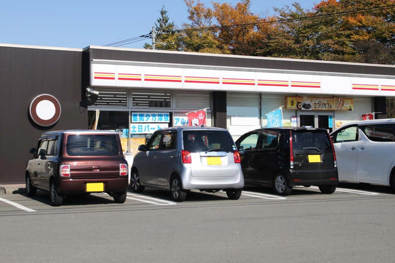 都市短時間休息の実態, コンビニ駐車場の価値, 車内休憩と街の効率, 生活利便と街の構造