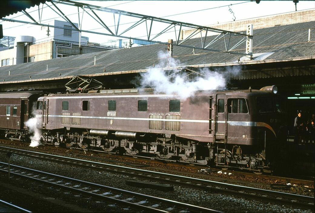 EF58形の「登場秘話」, 「半流線形」で花形機に, ブルトレや夜行急行の先頭に, 「EF58は撮らない」ファンもいた？, 臨時列車を牽く勇姿, 幻の？「オリエント急行」ヘッドマーク