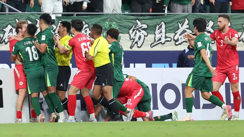 中国とベトナムのサッカー選手が乱闘。, AFCチャンピオンズリーグの試合中に混乱が発生。, 北京国安対ベトナム・ハノイ戦の終盤、乱闘が勃発した。, 両チームの選手が入り乱れての大乱闘。, 時間を無駄にしていた事から口論となり、さらには乱闘へと発展した。, 激しい殴打で状況は緊迫した。, 審判は落ち着きを取り戻そうと奮闘した。, 試合は6分以上中断された。, スタンドから観客がピッチにボトルを投げ入れて抗議した。, 看板の上に倒れる選手もいた。, 意外なことに、審判は誰も退場させなかった。, 緊迫したこの試合は2-2で終了した。