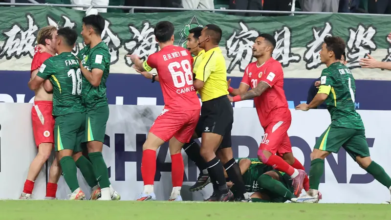 中国とベトナムのサッカー選手が乱闘。, AFCチャンピオンズリーグの試合中に混乱が発生。, 北京国安対ベトナム・ハノイ戦の終盤、乱闘が勃発した。, 両チームの選手が入り乱れての大乱闘。, 時間を無駄にしていた事から口論となり、さらには乱闘へと発展した。, 激しい殴打で状況は緊迫した。, 審判は落ち着きを取り戻そうと奮闘した。, 試合は6分以上中断された。, スタンドから観客がピッチにボトルを投げ入れて抗議した。, 看板の上に倒れる選手もいた。, 意外なことに、審判は誰も退場させなかった。, 緊迫したこの試合は2-2で終了した。