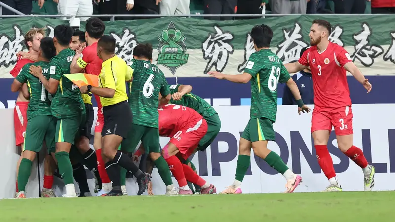 中国とベトナムのサッカー選手が乱闘。, AFCチャンピオンズリーグの試合中に混乱が発生。, 北京国安対ベトナム・ハノイ戦の終盤、乱闘が勃発した。, 両チームの選手が入り乱れての大乱闘。, 時間を無駄にしていた事から口論となり、さらには乱闘へと発展した。, 激しい殴打で状況は緊迫した。, 審判は落ち着きを取り戻そうと奮闘した。, 試合は6分以上中断された。, スタンドから観客がピッチにボトルを投げ入れて抗議した。, 看板の上に倒れる選手もいた。, 意外なことに、審判は誰も退場させなかった。, 緊迫したこの試合は2-2で終了した。