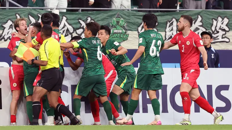 中国とベトナムのサッカー選手が乱闘。, AFCチャンピオンズリーグの試合中に混乱が発生。, 北京国安対ベトナム・ハノイ戦の終盤、乱闘が勃発した。, 両チームの選手が入り乱れての大乱闘。, 時間を無駄にしていた事から口論となり、さらには乱闘へと発展した。, 激しい殴打で状況は緊迫した。, 審判は落ち着きを取り戻そうと奮闘した。, 試合は6分以上中断された。, スタンドから観客がピッチにボトルを投げ入れて抗議した。, 看板の上に倒れる選手もいた。, 意外なことに、審判は誰も退場させなかった。, 緊迫したこの試合は2-2で終了した。