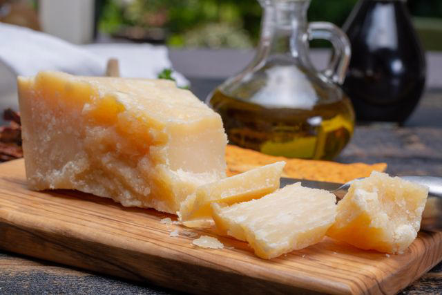 Parmigiano-Reggiano DOP, Grana Padano DOP, Pecorino Romano DOP, Mozzarella, Mascarpone, Asiago DOP, Fontina DOP, Piave DOP, Taleggio DOP, Provolone, Gorgonzola DOP