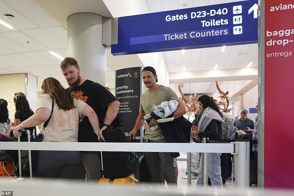 Travel chaos as ground stops hit both Dallas airports