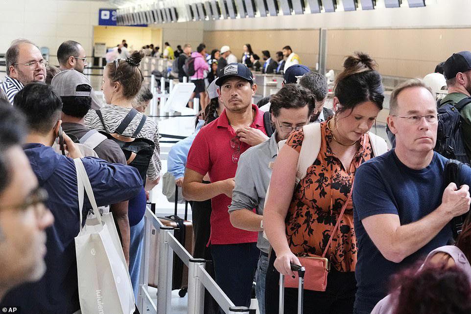 Travel chaos as ground stops hit both Dallas airports