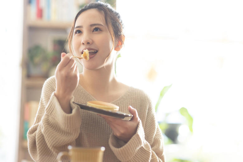 ・コストコのオーガニックパンケーキミックスの特徴, ・コストコのオーガニックパンケーキミックスの味わいは？, ・コストコのオーガニックパンケーキミックスのカロリーは？, ・コストコのオーガニックパンケーキミックスはどの売り場にある？, ・1．ボトルに牛乳を注ぐ, ・2．ボトルをよく振る, ・3．フライパンに生地を広げる, ・4．中火で両面焼く, ・アレンジは無限大♡スコーン, ・意外と違和感ない！お好み焼き, ・お食事ケーキ♡ケークサレ    , ・アレンジもできて味に飽きない, ・片付けがとても楽！, ・子どもも簡単に作ることができた, ・食事としてパンケーキを楽しめる, ・木村屋総本店 パンケーキ, ・金谷ホテルベーカリー監修, ・ミニパンケーキ
