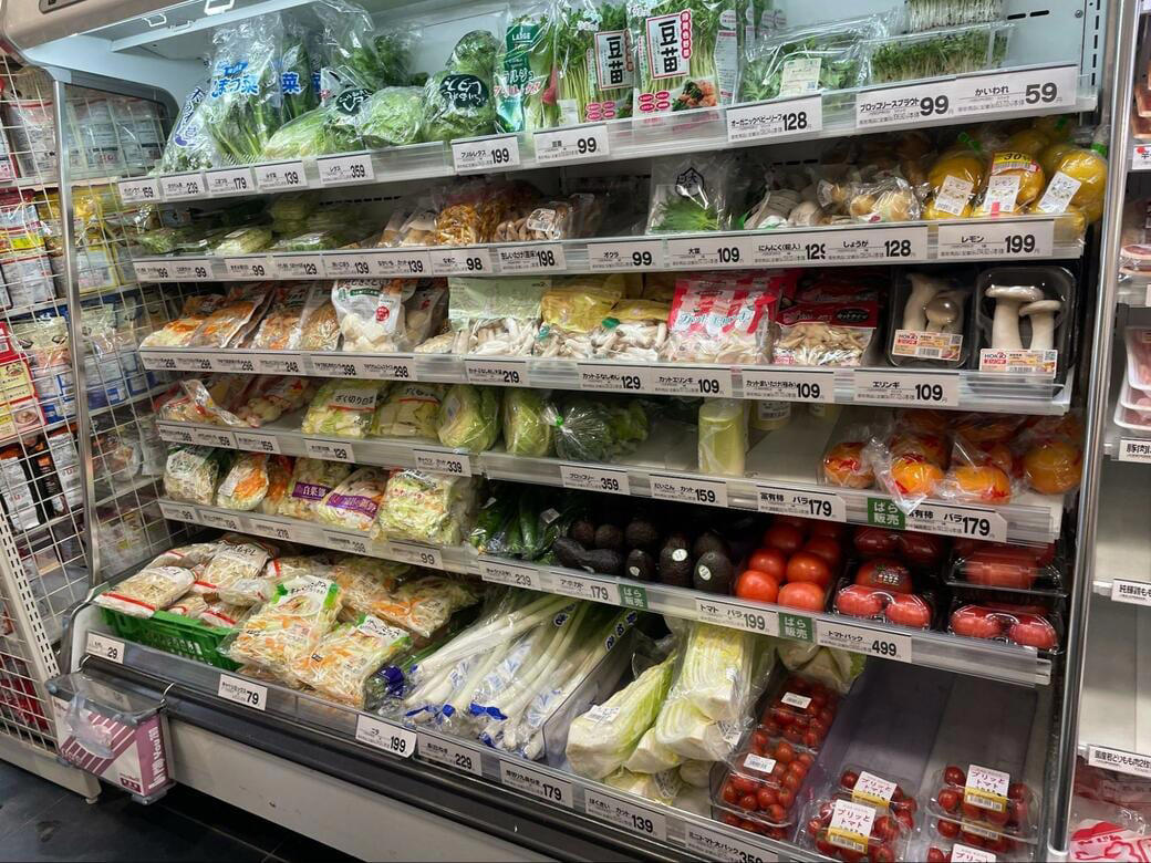 「栄養食」のような店舗空間が嫌われている？, 都市空間の中に浮かぶポップ体が「違和感」を生む？, 「嫌悪」の裏にある「生活への浸透」, 「嫌悪」は小売店の通過儀礼だ