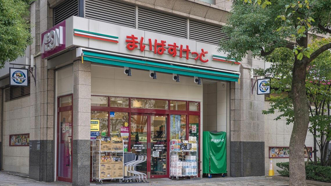 「栄養食」のような店舗空間が嫌われている？, 都市空間の中に浮かぶポップ体が「違和感」を生む？, 「嫌悪」の裏にある「生活への浸透」, 「嫌悪」は小売店の通過儀礼だ