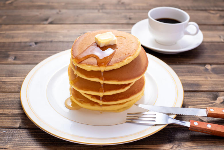 ・コストコのオーガニックパンケーキミックスの特徴, ・コストコのオーガニックパンケーキミックスの味わいは？, ・コストコのオーガニックパンケーキミックスのカロリーは？, ・コストコのオーガニックパンケーキミックスはどの売り場にある？, ・1．ボトルに牛乳を注ぐ, ・2．ボトルをよく振る, ・3．フライパンに生地を広げる, ・4．中火で両面焼く, ・アレンジは無限大♡スコーン, ・意外と違和感ない！お好み焼き, ・お食事ケーキ♡ケークサレ    , ・アレンジもできて味に飽きない, ・片付けがとても楽！, ・子どもも簡単に作ることができた, ・食事としてパンケーキを楽しめる, ・木村屋総本店 パンケーキ, ・金谷ホテルベーカリー監修, ・ミニパンケーキ