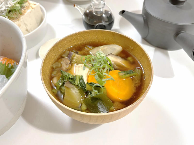 1日2食、腹八分目が体調によいと気づくまで, シンプルな食事ほど華やかな食器で気分を上げる, 60代、健康に暮らすコツ, 基本メニューは「玄米＆卵＆冷凍野菜」の和食, 夏場は食べやすいシリアルに。豆乳を加えて超手軽な朝ごはん, 一週間の献立を決め、料理は当番制にする, 同じ料理を2日分つくり、手間を省く, 「完全食スープ」があれば栄養もばっちり