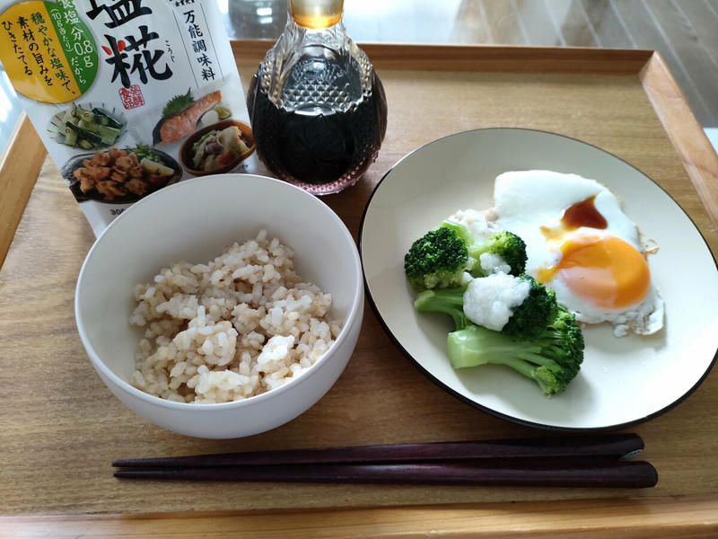 1日2食、腹八分目が体調によいと気づくまで, シンプルな食事ほど華やかな食器で気分を上げる, 60代、健康に暮らすコツ, 基本メニューは「玄米＆卵＆冷凍野菜」の和食, 夏場は食べやすいシリアルに。豆乳を加えて超手軽な朝ごはん, 一週間の献立を決め、料理は当番制にする, 同じ料理を2日分つくり、手間を省く, 「完全食スープ」があれば栄養もばっちり
