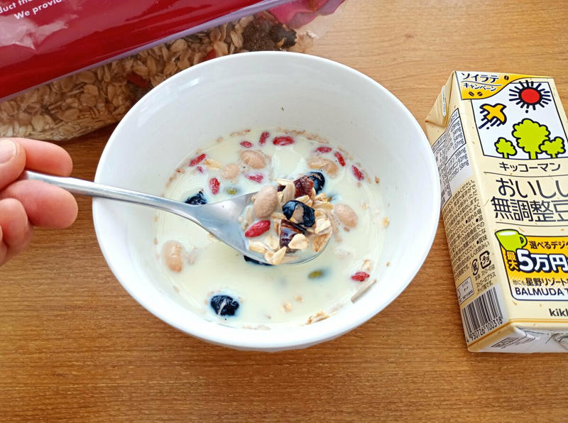 1日2食、腹八分目が体調によいと気づくまで, シンプルな食事ほど華やかな食器で気分を上げる, 60代、健康に暮らすコツ, 基本メニューは「玄米＆卵＆冷凍野菜」の和食, 夏場は食べやすいシリアルに。豆乳を加えて超手軽な朝ごはん, 一週間の献立を決め、料理は当番制にする, 同じ料理を2日分つくり、手間を省く, 「完全食スープ」があれば栄養もばっちり