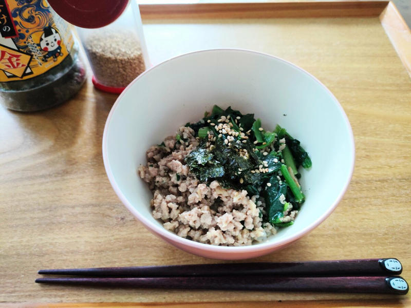 1日2食、腹八分目が体調によいと気づくまで, シンプルな食事ほど華やかな食器で気分を上げる, 60代、健康に暮らすコツ, 基本メニューは「玄米＆卵＆冷凍野菜」の和食, 夏場は食べやすいシリアルに。豆乳を加えて超手軽な朝ごはん, 一週間の献立を決め、料理は当番制にする, 同じ料理を2日分つくり、手間を省く, 「完全食スープ」があれば栄養もばっちり