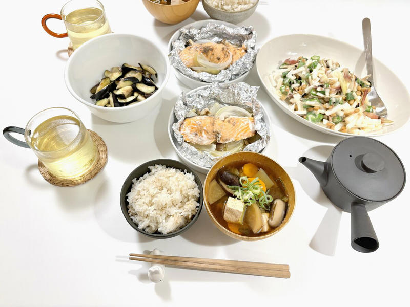 1日2食、腹八分目が体調によいと気づくまで, シンプルな食事ほど華やかな食器で気分を上げる, 60代、健康に暮らすコツ, 基本メニューは「玄米＆卵＆冷凍野菜」の和食, 夏場は食べやすいシリアルに。豆乳を加えて超手軽な朝ごはん, 一週間の献立を決め、料理は当番制にする, 同じ料理を2日分つくり、手間を省く, 「完全食スープ」があれば栄養もばっちり