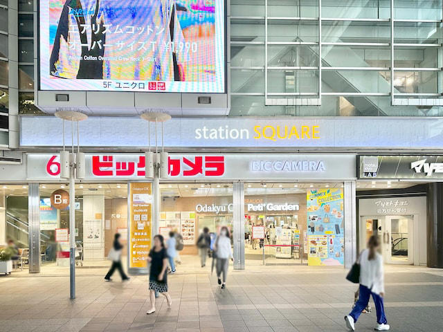 人気バンドの名曲が列車接近メロディに, 駅直結ショッピングモールがデカい！, 駅西側のデッキに直結のモールも複数, 商店街は「名前」に注目, 「伊勢丹」跡地はタワマンへ再生途中, 劇場＋図書館＋緑豊かな公園がワンセットに, 駅東側で「渋谷」を発見