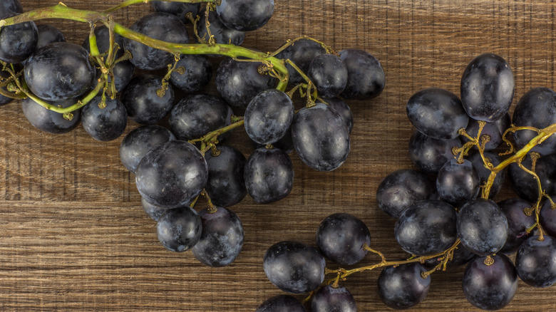 Moon Drops, Lemberger Aka Blaufränkisch, Sweet Jubilee, Champagne Aka Black Corinth, Crimson Seedless, Riesling, Gewürztraminer, Moon Ball, Sultana Aka Thompson Seedless, Fry Muscadine, Thomcord, Canadice, Autumn Royal, Tear Drops Aka Funny Fingers, Red Muscat, Black Muscat, Gum Drops, Faith Grapes