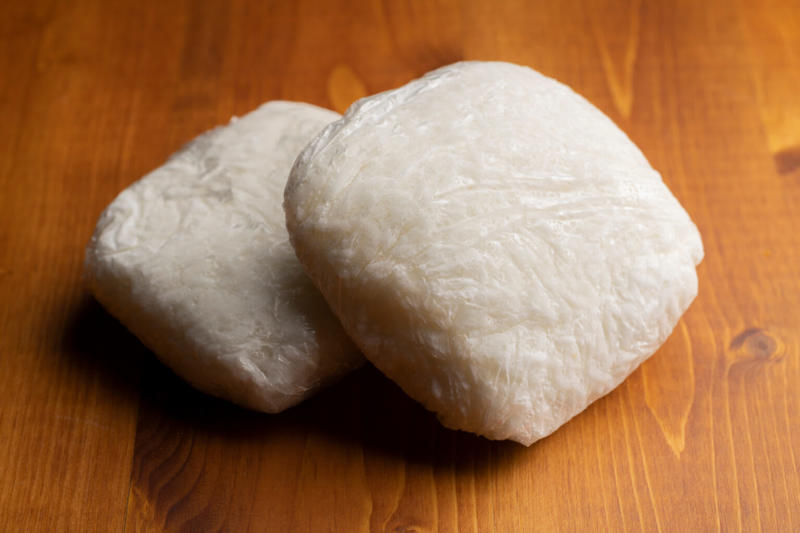 白米を冷凍すると食感が落ちる理由とは, 冷凍保存した白米がまずくなる9つのNG行為, ①ご飯を冷ましてから冷凍保存する, ②熱々のまま冷凍庫に入れる, ③ご飯をぎゅっと押しつぶして保存する, ④密閉性の低い容器やラップを使う, ⑤大きな塊で冷凍する, ⑥冷凍する前に長時間放置する, ⑦冷凍保存期間が長すぎる, ⑧冷凍庫を頻繁に開け閉めする, ⑨電子レンジの「解凍モード」で温める, 冷凍ご飯を美味しく保存するポイント, 炊く前に米を十分浸水させる, 1食分ずつ小分けにして平らに包む, 金属製トレーを使って急速冷凍する, ラップとフリーザーバッグで二重に密封する, 解凍時はレンジ加熱の途中で一度ほぐす, 解凍後に蒸らし時間を設ける, 冷凍した日付を書いて順番に食べる