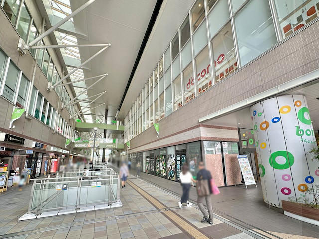 人気バンドの名曲が列車接近メロディに, 駅直結ショッピングモールがデカい！, 駅西側のデッキに直結のモールも複数, 商店街は「名前」に注目, 「伊勢丹」跡地はタワマンへ再生途中, 劇場＋図書館＋緑豊かな公園がワンセットに, 駅東側で「渋谷」を発見