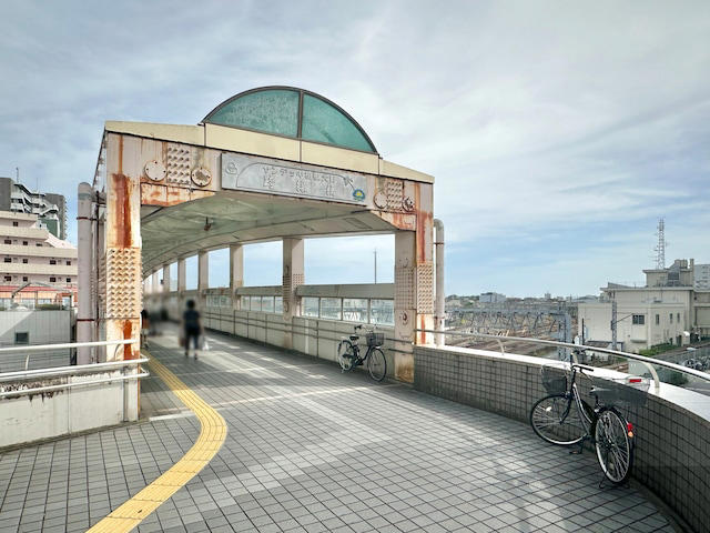 人気バンドの名曲が列車接近メロディに, 駅直結ショッピングモールがデカい！, 駅西側のデッキに直結のモールも複数, 商店街は「名前」に注目, 「伊勢丹」跡地はタワマンへ再生途中, 劇場＋図書館＋緑豊かな公園がワンセットに, 駅東側で「渋谷」を発見