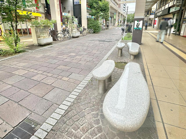 人気バンドの名曲が列車接近メロディに, 駅直結ショッピングモールがデカい！, 駅西側のデッキに直結のモールも複数, 商店街は「名前」に注目, 「伊勢丹」跡地はタワマンへ再生途中, 劇場＋図書館＋緑豊かな公園がワンセットに, 駅東側で「渋谷」を発見