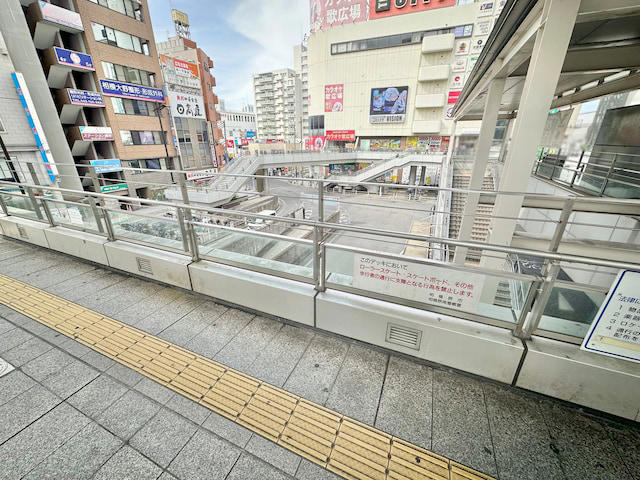 人気バンドの名曲が列車接近メロディに, 駅直結ショッピングモールがデカい！, 駅西側のデッキに直結のモールも複数, 商店街は「名前」に注目, 「伊勢丹」跡地はタワマンへ再生途中, 劇場＋図書館＋緑豊かな公園がワンセットに, 駅東側で「渋谷」を発見