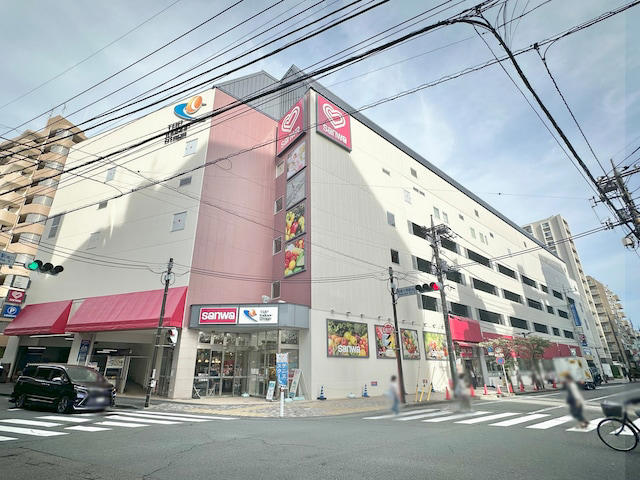 人気バンドの名曲が列車接近メロディに, 駅直結ショッピングモールがデカい！, 駅西側のデッキに直結のモールも複数, 商店街は「名前」に注目, 「伊勢丹」跡地はタワマンへ再生途中, 劇場＋図書館＋緑豊かな公園がワンセットに, 駅東側で「渋谷」を発見