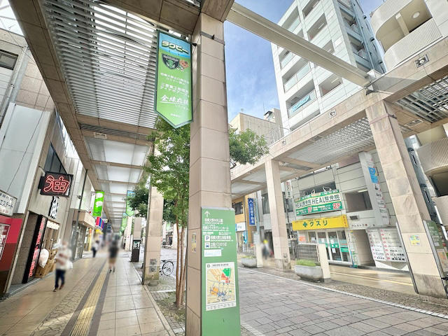 人気バンドの名曲が列車接近メロディに, 駅直結ショッピングモールがデカい！, 駅西側のデッキに直結のモールも複数, 商店街は「名前」に注目, 「伊勢丹」跡地はタワマンへ再生途中, 劇場＋図書館＋緑豊かな公園がワンセットに, 駅東側で「渋谷」を発見