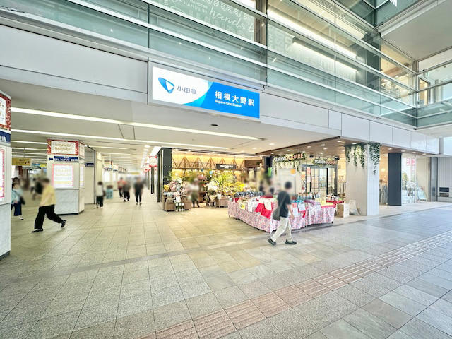 人気バンドの名曲が列車接近メロディに, 駅直結ショッピングモールがデカい！, 駅西側のデッキに直結のモールも複数, 商店街は「名前」に注目, 「伊勢丹」跡地はタワマンへ再生途中, 劇場＋図書館＋緑豊かな公園がワンセットに, 駅東側で「渋谷」を発見