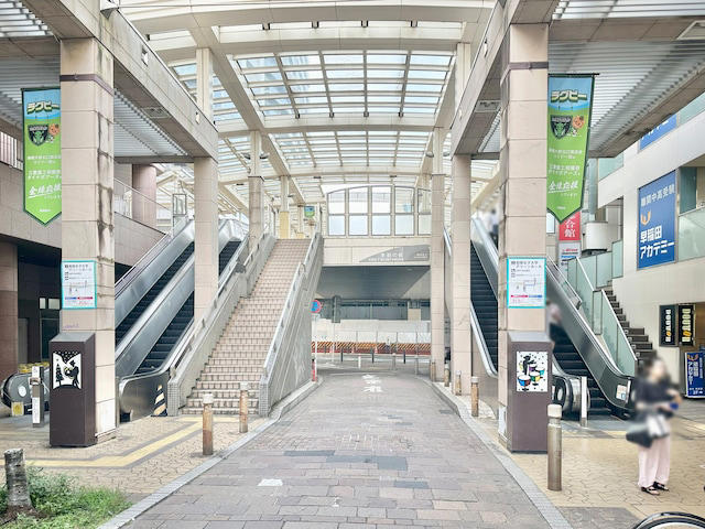 人気バンドの名曲が列車接近メロディに, 駅直結ショッピングモールがデカい！, 駅西側のデッキに直結のモールも複数, 商店街は「名前」に注目, 「伊勢丹」跡地はタワマンへ再生途中, 劇場＋図書館＋緑豊かな公園がワンセットに, 駅東側で「渋谷」を発見