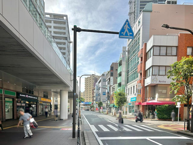 人気バンドの名曲が列車接近メロディに, 駅直結ショッピングモールがデカい！, 駅西側のデッキに直結のモールも複数, 商店街は「名前」に注目, 「伊勢丹」跡地はタワマンへ再生途中, 劇場＋図書館＋緑豊かな公園がワンセットに, 駅東側で「渋谷」を発見