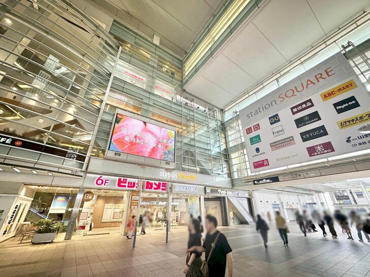 人気バンドの名曲が列車接近メロディに, 駅直結ショッピングモールがデカい！, 駅西側のデッキに直結のモールも複数, 商店街は「名前」に注目, 「伊勢丹」跡地はタワマンへ再生途中, 劇場＋図書館＋緑豊かな公園がワンセットに, 駅東側で「渋谷」を発見