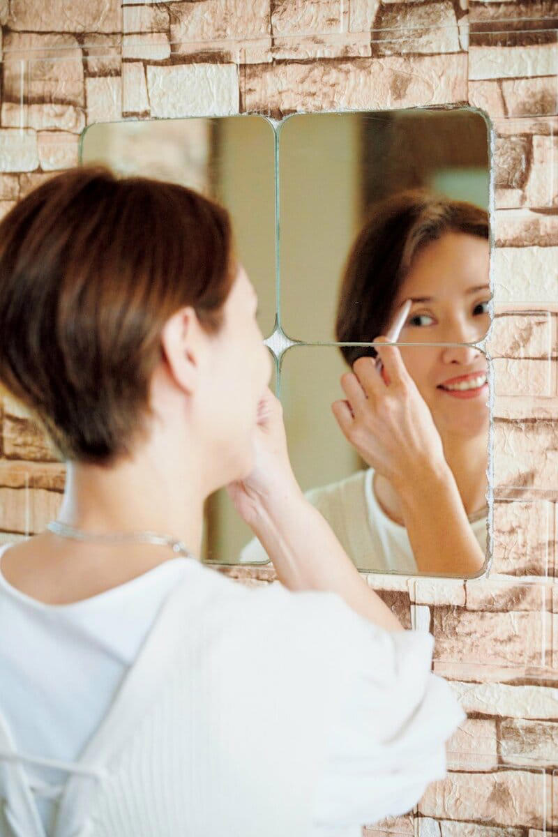 ●休むヒマなし！がむしゃら働き期, ●コロナ禍をきっかけに“休むこと”を意識, ●朝時間から見直し。意識的にゆるめる時間を確保！, ●今では生活のなかのいちばん大切な時間に, ●無理な早起きはやめた！, ●朝お弁当をつくるのはやめて、つめるだけに, ●ロングヘアをやめたら身支度がぐんと時短に, ●濃いメイクをやめたら今の自分にフィット