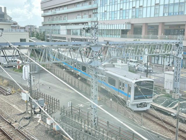 人気バンドの名曲が列車接近メロディに, 駅直結ショッピングモールがデカい！, 駅西側のデッキに直結のモールも複数, 商店街は「名前」に注目, 「伊勢丹」跡地はタワマンへ再生途中, 劇場＋図書館＋緑豊かな公園がワンセットに, 駅東側で「渋谷」を発見