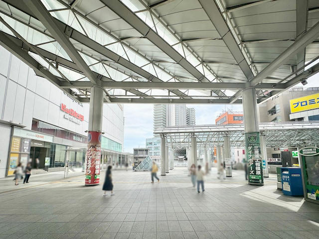 人気バンドの名曲が列車接近メロディに, 駅直結ショッピングモールがデカい！, 駅西側のデッキに直結のモールも複数, 商店街は「名前」に注目, 「伊勢丹」跡地はタワマンへ再生途中, 劇場＋図書館＋緑豊かな公園がワンセットに, 駅東側で「渋谷」を発見