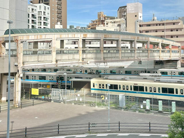 人気バンドの名曲が列車接近メロディに, 駅直結ショッピングモールがデカい！, 駅西側のデッキに直結のモールも複数, 商店街は「名前」に注目, 「伊勢丹」跡地はタワマンへ再生途中, 劇場＋図書館＋緑豊かな公園がワンセットに, 駅東側で「渋谷」を発見