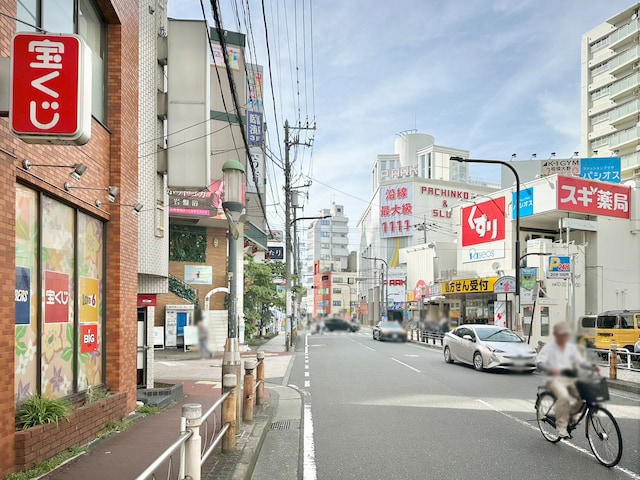 人気バンドの名曲が列車接近メロディに, 駅直結ショッピングモールがデカい！, 駅西側のデッキに直結のモールも複数, 商店街は「名前」に注目, 「伊勢丹」跡地はタワマンへ再生途中, 劇場＋図書館＋緑豊かな公園がワンセットに, 駅東側で「渋谷」を発見