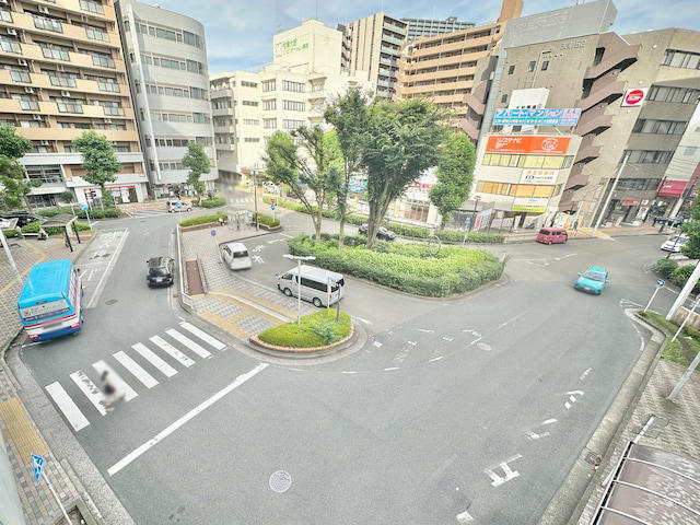 人気バンドの名曲が列車接近メロディに, 駅直結ショッピングモールがデカい！, 駅西側のデッキに直結のモールも複数, 商店街は「名前」に注目, 「伊勢丹」跡地はタワマンへ再生途中, 劇場＋図書館＋緑豊かな公園がワンセットに, 駅東側で「渋谷」を発見