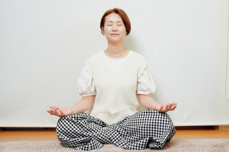 ●休むヒマなし！がむしゃら働き期, ●コロナ禍をきっかけに“休むこと”を意識, ●朝時間から見直し。意識的にゆるめる時間を確保！, ●今では生活のなかのいちばん大切な時間に, ●無理な早起きはやめた！, ●朝お弁当をつくるのはやめて、つめるだけに, ●ロングヘアをやめたら身支度がぐんと時短に, ●濃いメイクをやめたら今の自分にフィット
